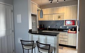 Lindo apartamento completo e com garagem coberta